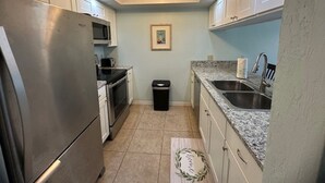 Cafetera y tetera, refrigerador, microondas y horno 