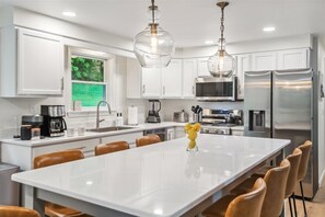 冷蔵庫、電子レンジ、オーブン、コンロ