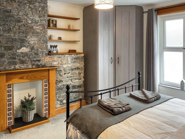 3 bedrooms, free WiFi, bed sheets - 3 bedroom accommodation in Llandeilo (Llandeilo)