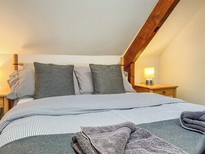 3 bedrooms, free WiFi, bed sheets - 3 bedroom accommodation in Llandeilo (Llandeilo)
