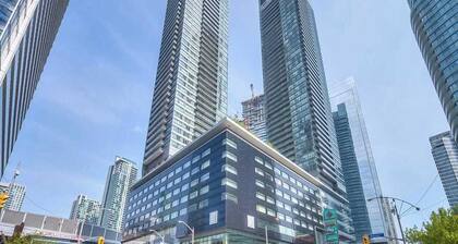 Casa Queen- Elegant Suite in Leslieville