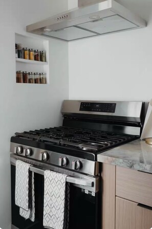 Oven, stovetop - Charming 1-bedroom house with AC and WiFi in Whittier (Whittier)