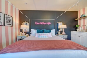 5 bedrooms, iron/ironing board, travel cot, free WiFi - Magical Stay Near Disneyland with Pool & Fire Pit (Santa Ana)