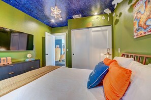 5 bedrooms, iron/ironing board, travel crib, free WiFi - Magical Stay Near Disneyland with Pool & Fire Pit (Santa Ana)