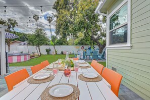 Outdoor dining - Magical Stay Near Disneyland with Pool & Fire Pit (Santa Ana)