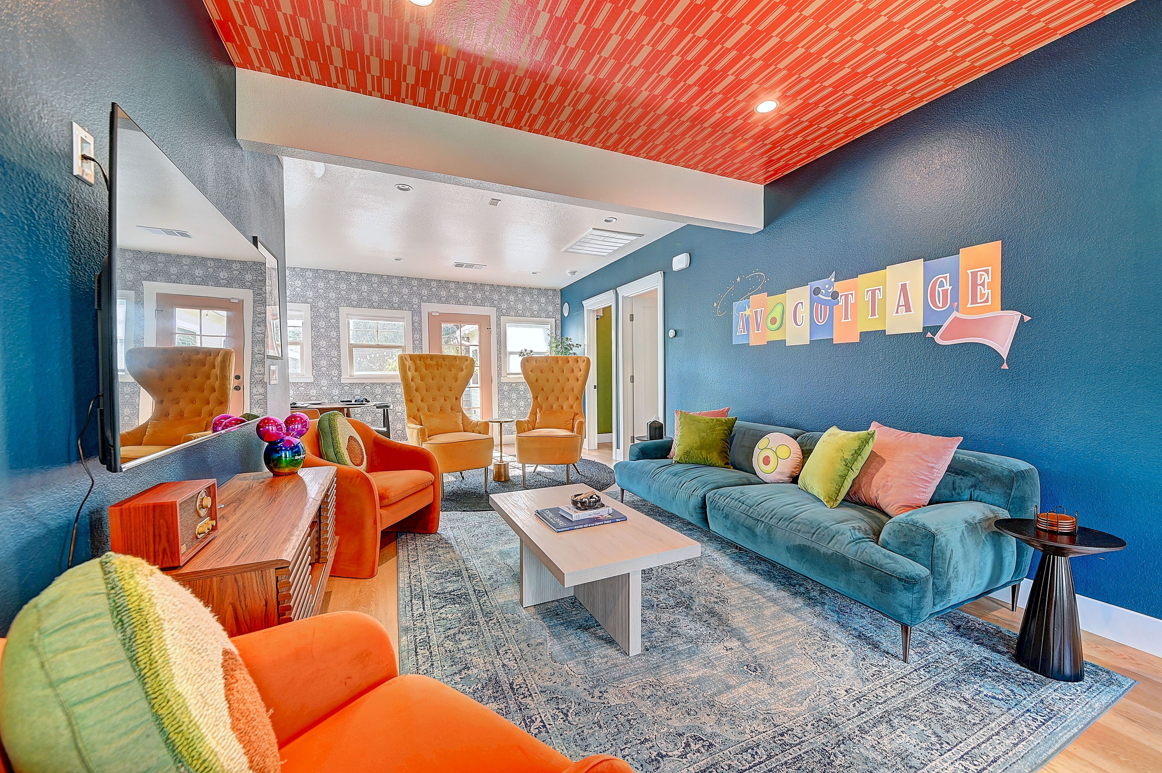 TV connectée, baby-foot, table de tennis de table, livres