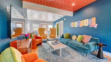 Smart-tv, bordsfotboll, ett bordtennisbord och böcker