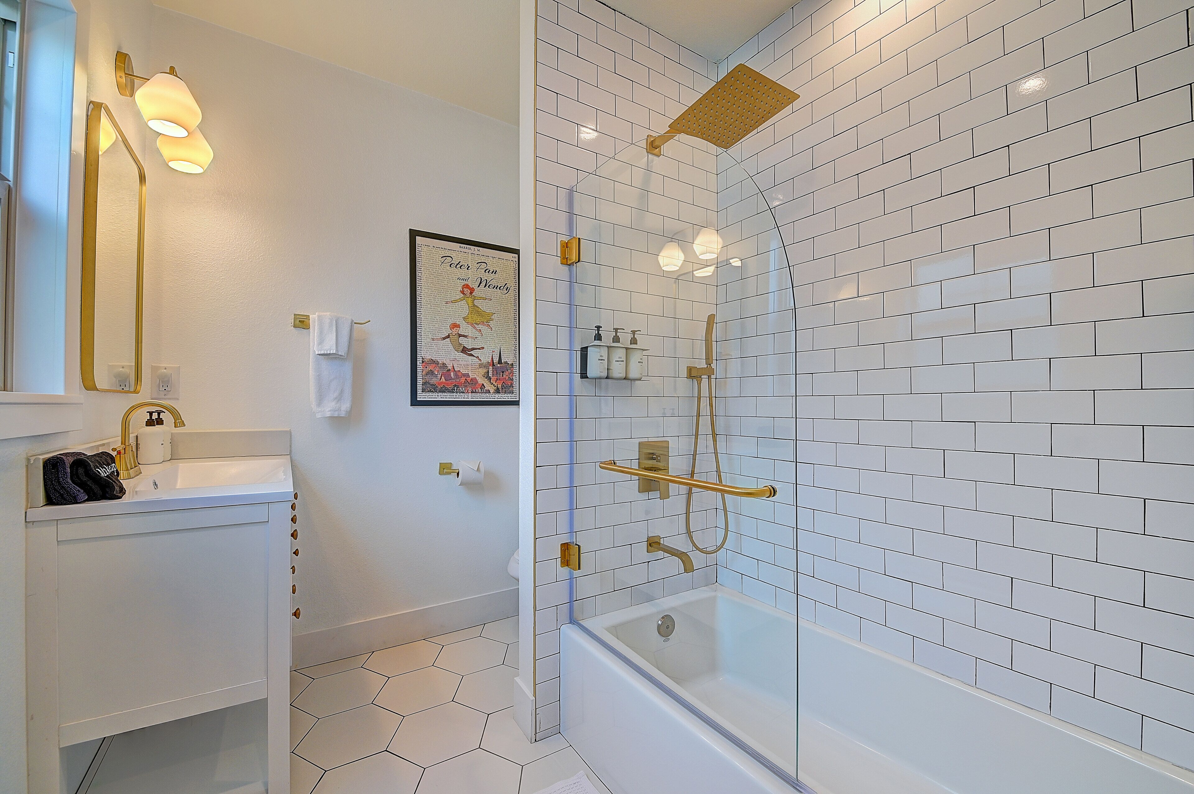 Regadera, amenidades de baño ecológicas, secadora de cabello, toallas 