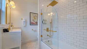 Regadera, amenidades de baño ecológicas, secadora de cabello, toallas
