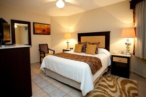 3 bedrooms, in-room safe, iron/ironing board, travel cot