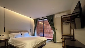 Ein modernes Schlafzimmer mit Bett, Nachttischen, Schreibtisch und Hängekorbschaukel.