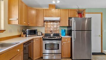 House, Multiple Beds, Patio, Garden View (Sage Country Retreat) | Private kitchen | Fridge, microwave, oven, stovetop