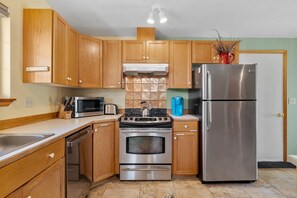 House, Multiple Beds, Patio, Garden View (Sage Country Retreat) | Private kitchen | Fridge, microwave, oven, stovetop
