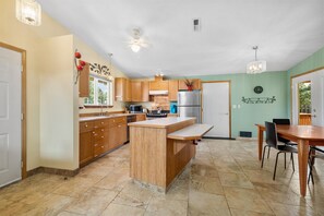 House, Multiple Beds, Patio, Garden View (Sage Country Retreat) | Private kitchen | Fridge, microwave, oven, stovetop