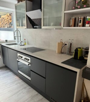Horno, placa de cocina, lavavajillas, utensilios de cocina