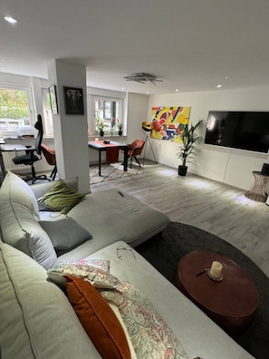 Smart TV, fireplace