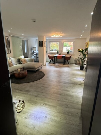 Central & quiet, garden & fireplace, 10 min to main station