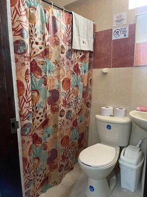 Quarto casal conforto, de frente para o oceano | Banheiro | Banheira, toalhas de banho