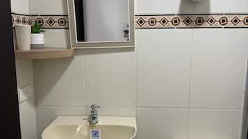 Kamar Double Comfort, tepi laut | Kamar mandi | Bathtub dan handuk