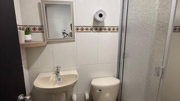 Kamar Double Comfort, tepi laut | Kamar mandi | Bathtub dan handuk