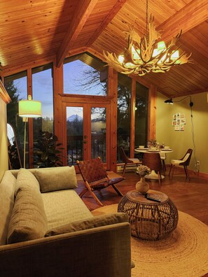 Smart TV, books, stereo - Rainier View Lodge - Mountain View Suite in Scenic Issaquah ｜ Seattle gateaway (Issaquah)
