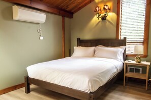 2 bedrooms, desk, free WiFi, bed sheets - Rainier View Lodge - Mountain View Suite in Scenic Issaquah ｜ Seattle gateaway (Issaquah)