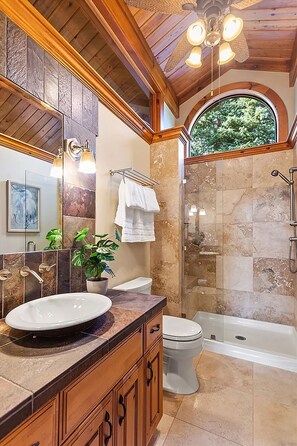 Shower, hair dryer, towels, soap - Rainier View Lodge - Mountain View Suite in Scenic Issaquah ｜ Seattle gateaway (Issaquah)