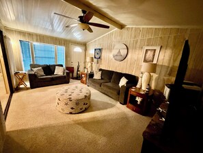 Smart TV, fireplace, books, printers - Charming 2/2 waterfront farm home with tons of TV stations, WiFi, dock, & more (Spring Hill)