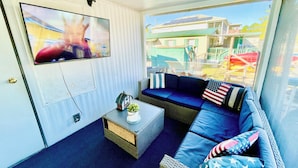 Smart TV, fireplace, books, printers - Charming 2/2 waterfront farm home with tons of TV stations, WiFi, dock, & more (Spring Hill)
