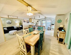 Una Smart TV, una chimenea, libros, una impresora