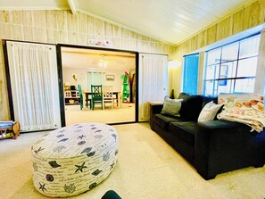 Smart-TV, peis, bøker og printere