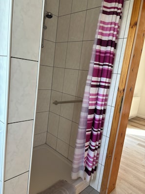 Ducha, secador de pelo, toallas y jabón