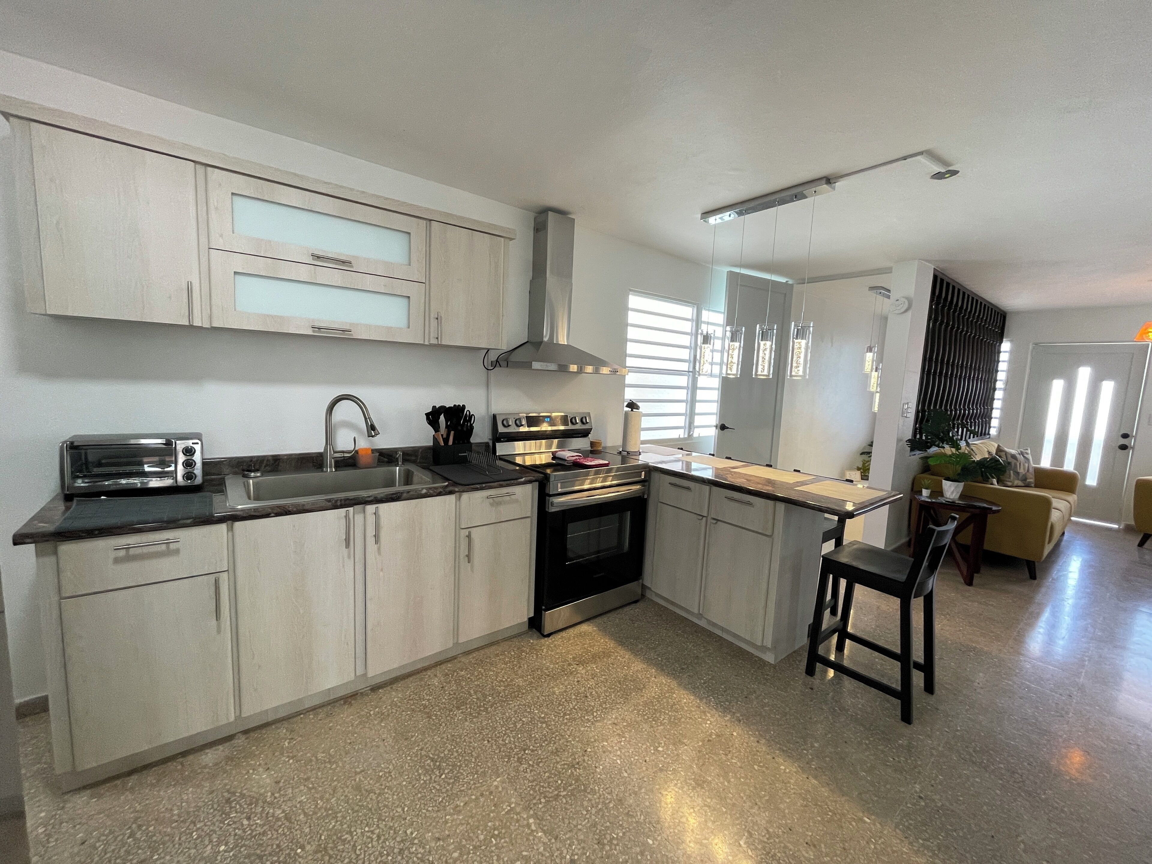 Kylskåp, mikrovågsugn, ugn och spishäll