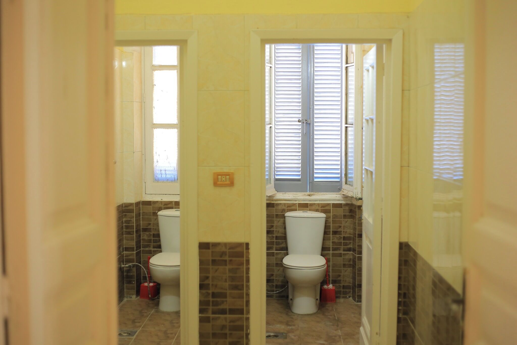 Een douche, gratis toiletartikelen, handdoeken, zeep