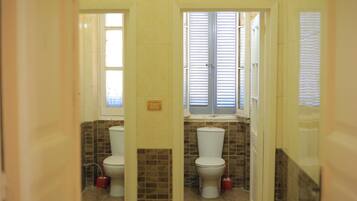 Een douche, gratis toiletartikelen, handdoeken, zeep