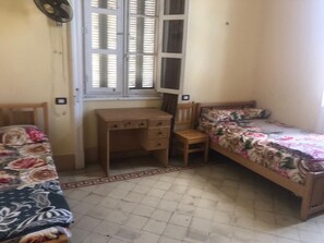 7 Schlafzimmer, Schreibtisch