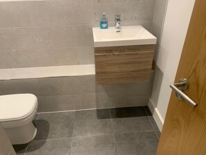 Sèche-cheveux, serviettes fournies, savon, papier toilette