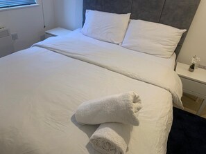 1 slaapkamer, een bureau, een strijkplank/strijkijzer, wifi