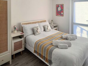 2 bedrooms, free WiFi, bed sheets - Lovely modern chalet with stunning sea views on a lovely quiet site. (Bacton)