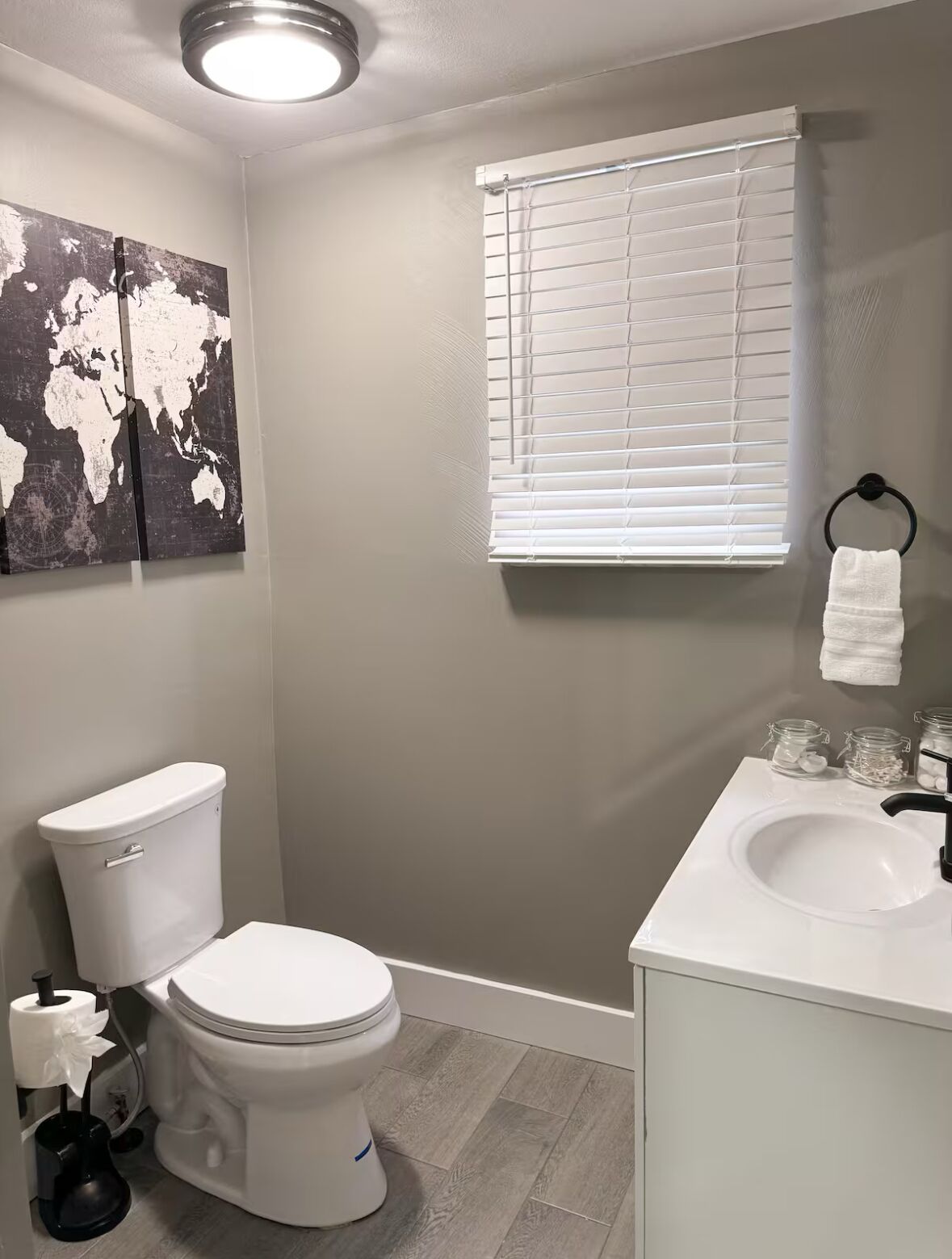 Suihku, hiustenkuivaaja, pyyhkeet, saippua