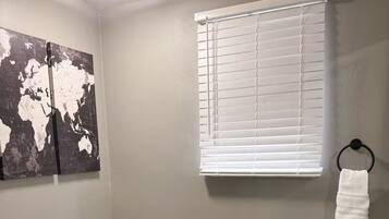 Suihku, hiustenkuivaaja, pyyhkeet, saippua