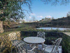 Outdoor dining - 2 bedroom accommodation in Chesterfield (Chesterfield)