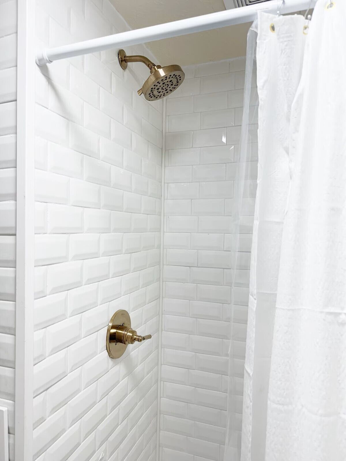 Een haardroger, een bidet, handdoeken, zeep