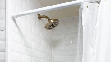 Een haardroger, een bidet, handdoeken, zeep