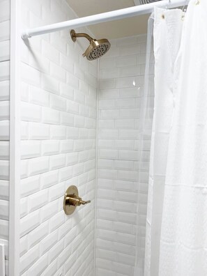 Haartrockner, Bidet, Handtücher, Seife