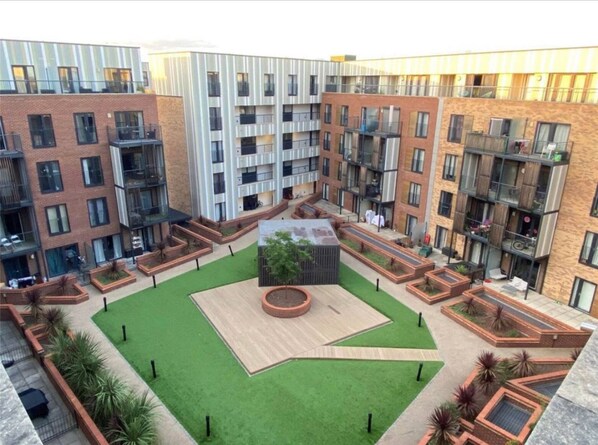 Exterior - Modern & Relaxing 2 Bed Flat with Balcony, Easy London Access (Romford)