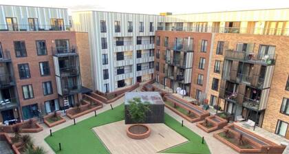 Modern & Relaxing 2 Bed Flat with Balcony, Easy London Access