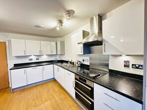 Fridge, oven, dishwasher, cookware/dishes/utensils - Modern & Relaxing 2 Bed Flat with Balcony, Easy London Access (Romford)