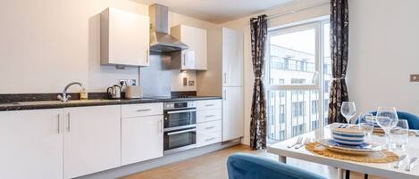 Kühlschrank, Ofen, Geschirrspüler, Kochgeschirr/Geschirr/Besteck