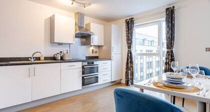 Modern & Relaxing 2 Bed Flat with Balcony, Easy London Access